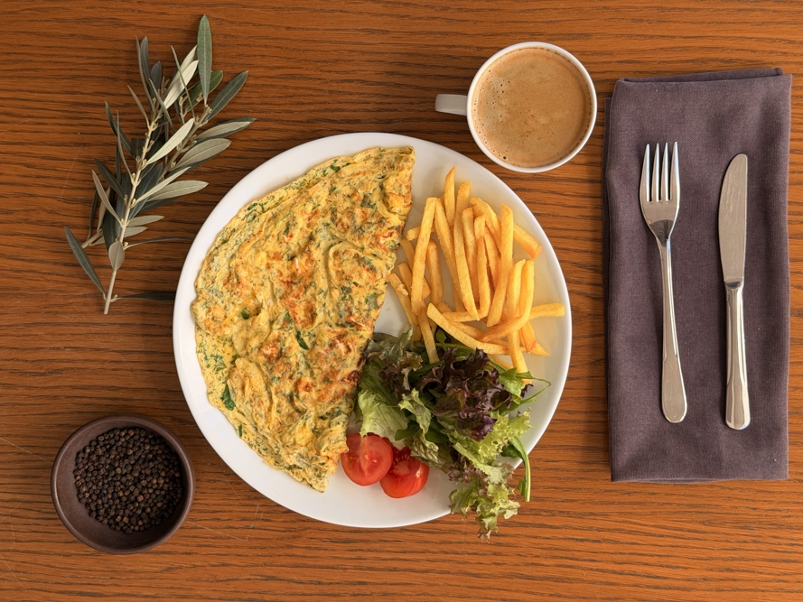 Taze Otlu ve Beyaz Peynirli Omlet