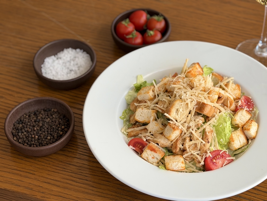 Klasik Sezar Salata HMA Hotel & Suites