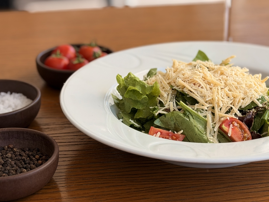 Parmesanlı Salata