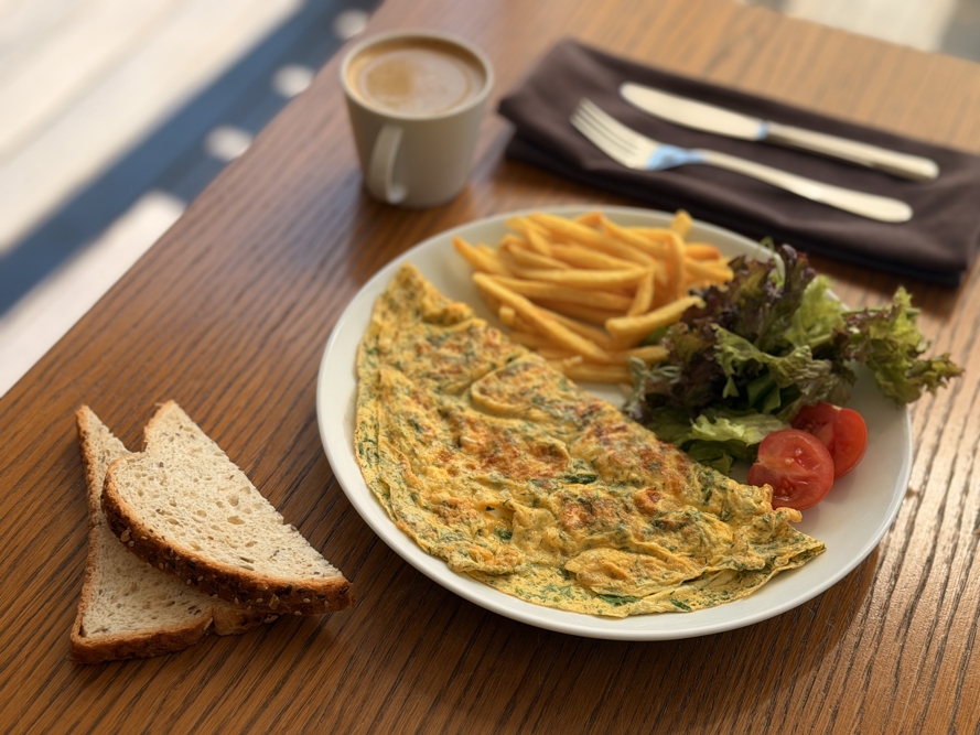 Taze Otlu ve Beyaz Peynirli Omlet HMA Hotel & Suites