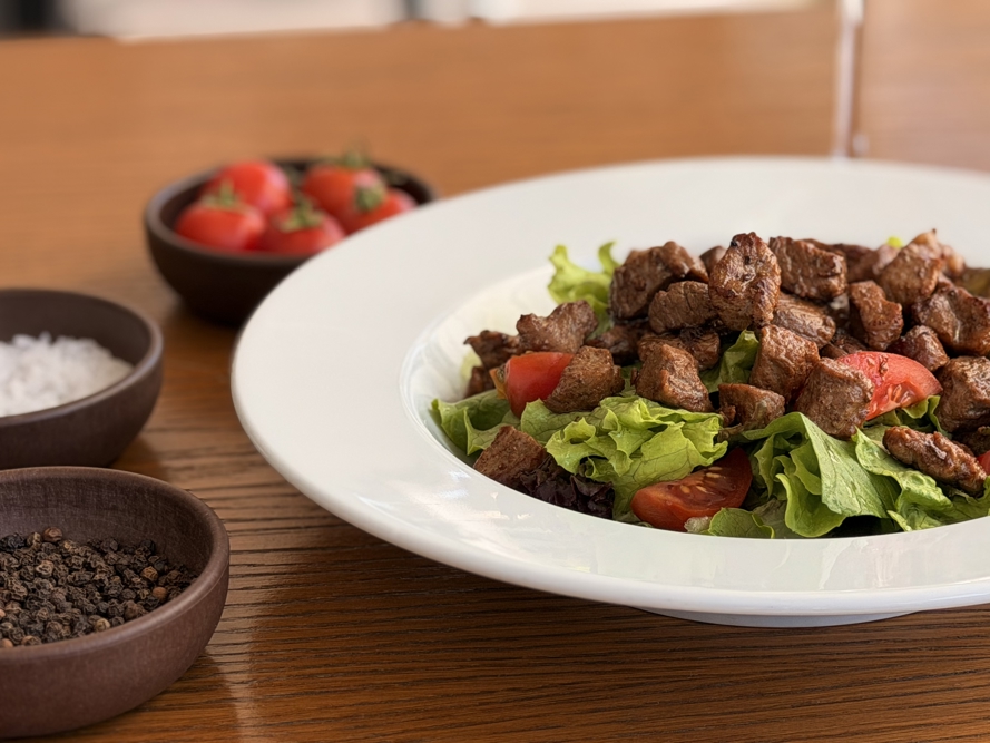 Biftekli Salata