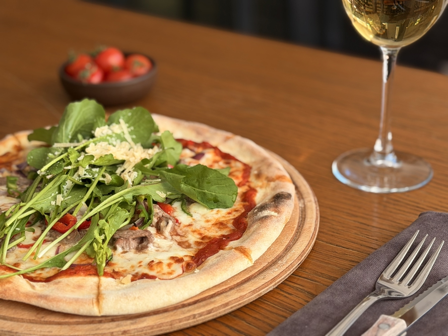 Biftekli ve Sebzeli Pizza HMA Hotel & Suites