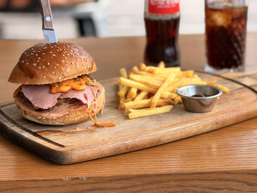 Smoky Füme Bacon Burger HMA Hotel & Suites