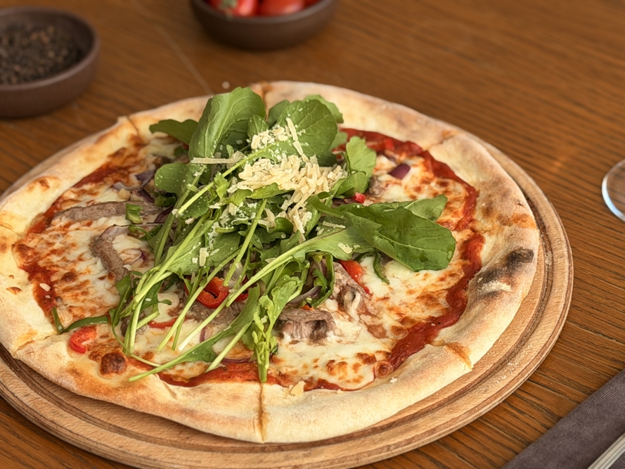 Biftekli ve Sebzeli Pizza HMA Hotel & Suites
