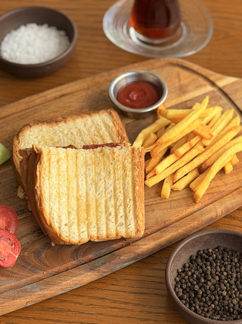 Sucuklu Tost HMA Hotel & Suites