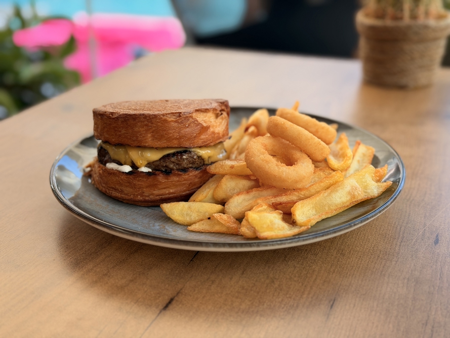 Roll Kruvasan Burger HMA Hotel & Suites