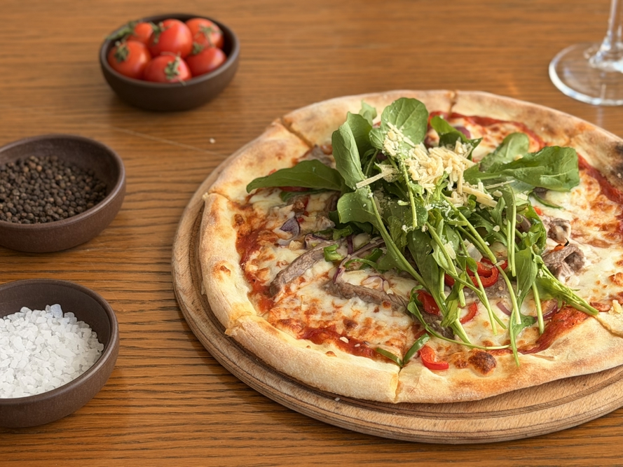 Biftekli ve Sebzeli Pizza