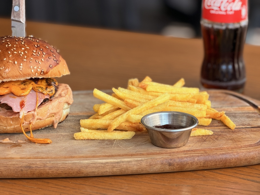 Smoky Füme Bacon Burger HMA Hotel & Suites
