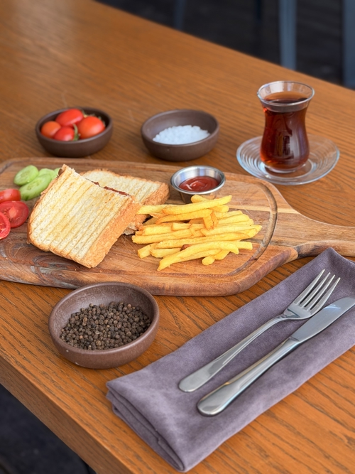 Sucuklu Tost HMA Hotel & Suites